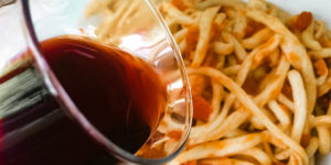 Un piatto di pici all'aglione con Vino Nobile di Montepulciano