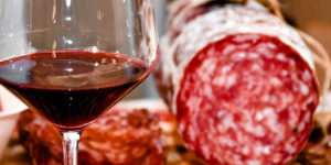 Un bicchiere di Vino Nobile di Montepulciano ed una fetta di Finocchiona IGP per celebrare la Toscana!